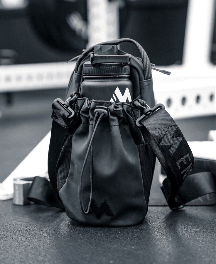 Magnetic Gym Bottle Holder Bag with Storage Pockets and Zippered Compartment